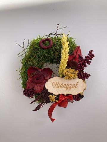 Piroska, hiányzol! - Szeretettel teli, termésekkel s egyéb növényi részekkel díszített mohakoszor piros selyemszalaggal
