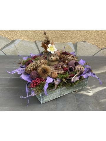 Süni találka - természetes alapanyagokkal díszített asztaldísz egy virág alatt rejtőző süni figurával