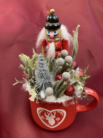Diótörő Dezső ezüst fenyőfával és brunniával ékített karácsonyi töltött bögrécskéje tartós virágdísz