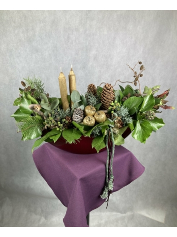 Karácsonyi metálvörös tál két szálgyertyával és élő növényekkel