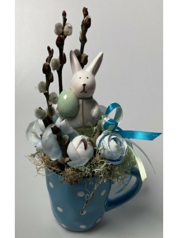 Tojást vivő kerámia nyuszifiús, kék pöttyös bögre tartós dísz selyemvirágokkal, növényi részekkel és szalagokkal