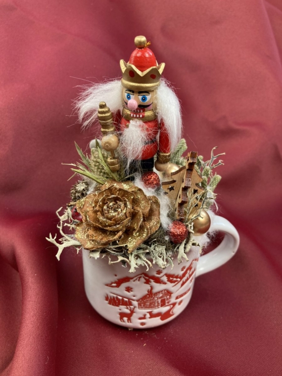 Diótörő Dénes cédrusrózsával ékített karácsonyi töltött bögrécskéje tartós virágdísz