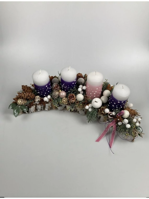 Pöttyös Remény - 3 lila és 1 rózsaszín gyertyás adventi asztaldísz