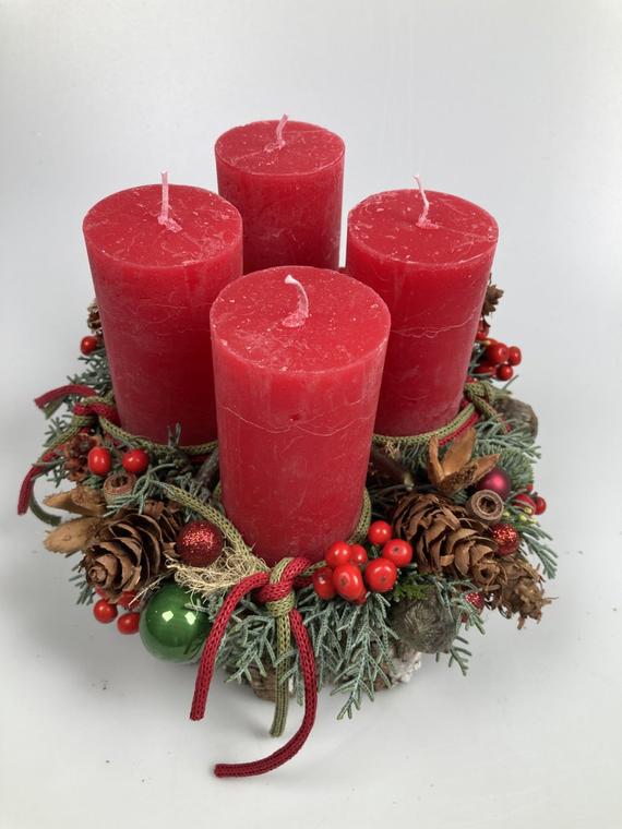 Ilexes Piroska - 4 piros hengergyertyás, hagyományos színvilágú adventi asztaldísz sok növénnyel