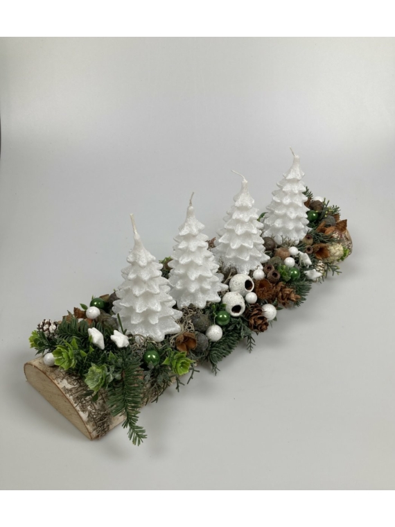 Szikrázó fenyőerdő - hófehér fenyőgyertyás, 40 cm hosszú, fakérgen nyugvó adventi asztaldísz