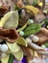 Kép 2/4 - Légies, fakarikás, bogyós szárazvirág ajtódísz apró pöttyös gombákkal