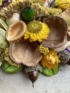 Kép 3/4 - Pehelykönnyű, fakarikás tartós őszi ajtódísz dobverővirággal