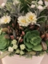Kép 4/4 - Fehér liliomos nyári tartós padlódísz gazdag aljnövényzettel