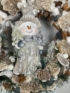 Kép 2/4 - Egy elhagyott bojtos sapkán bazsalygó Hóember Henrik - téli tartós terméskopogtató