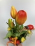 Kép 3/4 - Szürke cinkvödörben, mohaalapon nyugvó, szezonon át viruló, sárgás-vöröses gumitulipános, katicás tartós asztaldísz