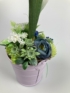 Kép 3/4 - Pasztell lila cinkvödörben, mohaalapon nyugvó, szezonon át viruló, fehér selyemkrókuszos tartós asztaldísz