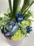 Kép 2/4 - Pasztell lila cinkvödörben, mohaalapon nyugvó, szezonon át viruló, fehér selyemkrókuszos tartós asztaldísz