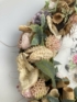Kép 3/4 - Romantikus, kócos, fehér alapon sünis, síkalapos, többévszakos kopogtató 