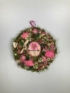Kép 1/4 - Mohaágyon nyugvó, rózsaszín kapus, buja növényvilágú, síkalapos, boglárkás kopogtató 