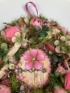 Kép 2/4 - Mohaágyon nyugvó, rózsaszín kapus, buja növényvilágú, síkalapos, boglárkás kopogtató 