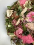 Kép 3/4 - Mohaágyon nyugvó, rózsaszín kapus, buja növényvilágú, síkalapos, boglárkás kopogtató 