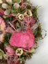 Kép 4/4 - Mohaágyon nyugvó, rózsaszín kapus, buja növényvilágú, síkalapos, boglárkás kopogtató 