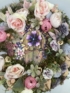 Kép 2/4 - Mohaágyon nyugvó, kócos-bozontos, lilás kapus, buja növényvilágú, síkalapos, boglárkás-rózsás kopogtató