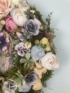 Kép 3/4 - Mohaágyon nyugvó, kócos-bozontos, lilás kapus, buja növényvilágú, síkalapos, boglárkás-rózsás kopogtató