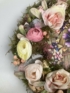 Kép 4/4 - Mohaágyon nyugvó, kócos-bozontos, lilás kapus, buja növényvilágú, síkalapos, boglárkás-rózsás kopogtató