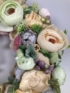 Kép 3/4 - Pasztell színvilágú, üde, tartós terméskopogtató boglárkákkal és kerámia nyuszilánnyal