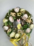Kép 2/4 - Parány varázs kollekció: Sárgaruhás, virágkosaras nyuszi mohafövenyes, sok szalagos ajtódísze