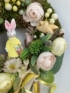 Kép 3/4 - Parány varázs kollekció: Sárgaruhás, virágkosaras nyuszi mohafövenyes, sok szalagos ajtódísze