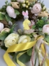 Kép 4/4 - Parány varázs kollekció: Sárgaruhás, virágkosaras nyuszi mohafövenyes, sok szalagos ajtódísze