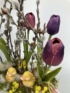 Kép 3/4 - Kacsatanya - bordó és lila tulipános, tollas kacsababás tavaszi tartós asztaldísz 