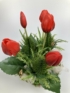 Kép 4/4 - Gombatörpék tűzpiros tulipános, buja aljnövényzetű asztaldísze