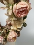 Kép 3/4 - Nagyleveles, pinka manólányos, állványon nyugvó, kétoldalasan díszített, többévszakos virágdísz