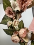 Kép 4/4 - Nagyleveles, pinka manólányos, állványon nyugvó, kétoldalasan díszített, többévszakos virágdísz