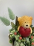 Kép 3/4 - Sötét türkiz, szívet ölelő macis bögre növényágyon, tartós virágdísz termésekkel és zuzmóval