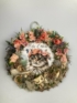 Kép 1/4 - Igéző pillantású, többévszakos, virágkoszorús cicás, Édes Otthon feliratú, síkalapos kopogtató 