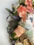 Kép 4/4 - Igéző pillantású, többévszakos, virágkoszorús cicás, Édes Otthon feliratú, síkalapos kopogtató