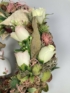 Kép 3/4 - Derűs Rózsika romantikus pasztell virágkoszorúja
