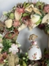Kép 4/4 - Derűs Rózsika romantikus pasztell virágkoszorúja