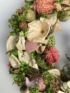 Kép 3/4 - Gumcsizmás, szemlélődő Béka Réka romantikus hangulatú, élénk színvilágú terméskoszorúja