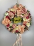 Kép 1/4 - Nyári virágoskert hanglatát idéző, virágpamacsos, síkalapos, élénk színekben pompázó kopogtató