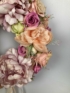 Kép 3/4 - Nyári virágözön, mályvás színvilágú, buja virágtakarójú, síkalapos, üde színekben pompázó kopogtató 