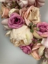 Kép 4/4 - Nyári virágözön, mályvás színvilágú, buja virágtakarójú, síkalapos, üde színekben pompázó kopogtató 