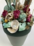 Kép 4/4 - Rózsika - vízparti hangulatú tartós, sötétszürke kaspós, türkiz lótuszos, buja díszítésű, szárított rózsás asztaldísz