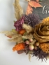 Kép 4/4 - Kalligrafikus Hello Ősz fatáblás, lila gyapjúszalagos, őszi hangulatú, fakarikás, terméses ajtódísz