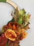 Kép 3/4 - Fán csicsergő rigópár selyemrózsás, őszi hangulatú, fakarikás, terméses ajtódísze 