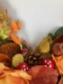 Kép 4/4 - Fán csicsergő rigópár selyemrózsás, őszi hangulatú, fakarikás, terméses ajtódísze 