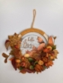 Kép 1/3 - Hello Ősz feliratú, tökökkel ékített, festett fatáblával díszítő, fakarikás, terméses-selyemvirágos ajtódísz