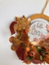 Kép 2/3 - Hello Ősz feliratú, tökökkel ékített, festett fatáblával díszítő, fakarikás, terméses-selyemvirágos ajtódísz