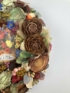 Kép 4/4 - Őszi forgatag - egyedi hangulatú, gazdagon díszített tartós terméskopogtató Édes Otthon feliratú festett fatáblával 