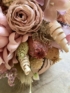 Kép 4/4 - Pasztell színdominanciájú, degeszre tölött, púder színű kerámia tök száraz- és selyemvirágokkal 