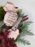 Kép 2/4 - Pinka Cipruska - Harmonikus színvilágú, termésekkel és egyéb növényi részekkel díszített mohakoszorú